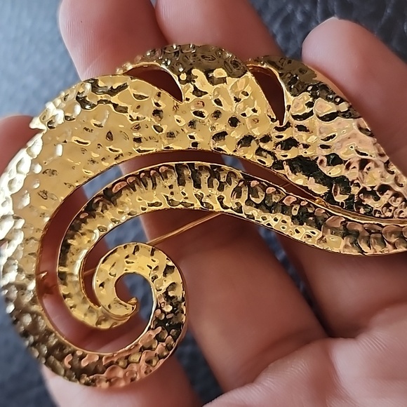 Elegant Gold Leaf Brooch - Picture 1 of 7